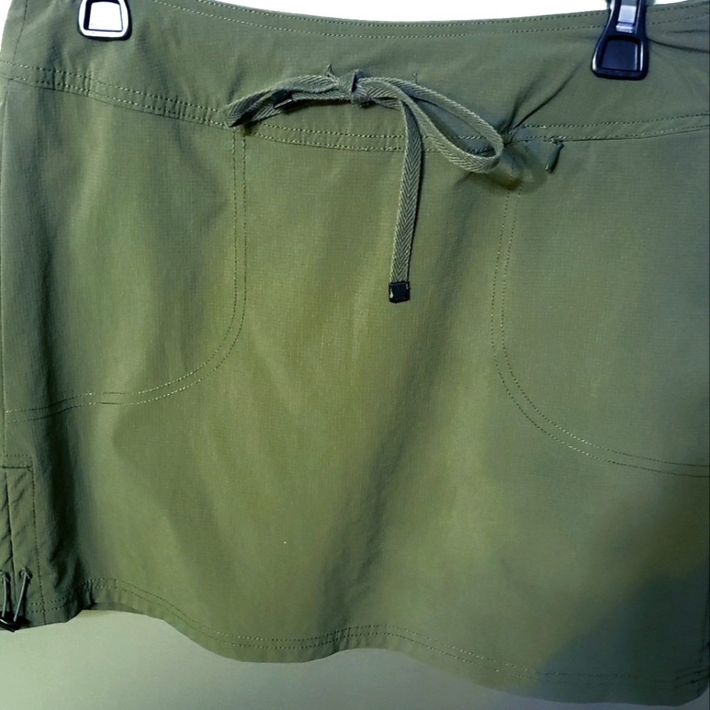 WOMENS GREEN TEA ATHLETIC SKORTS. SIZE MED. OLIVE GREEN.